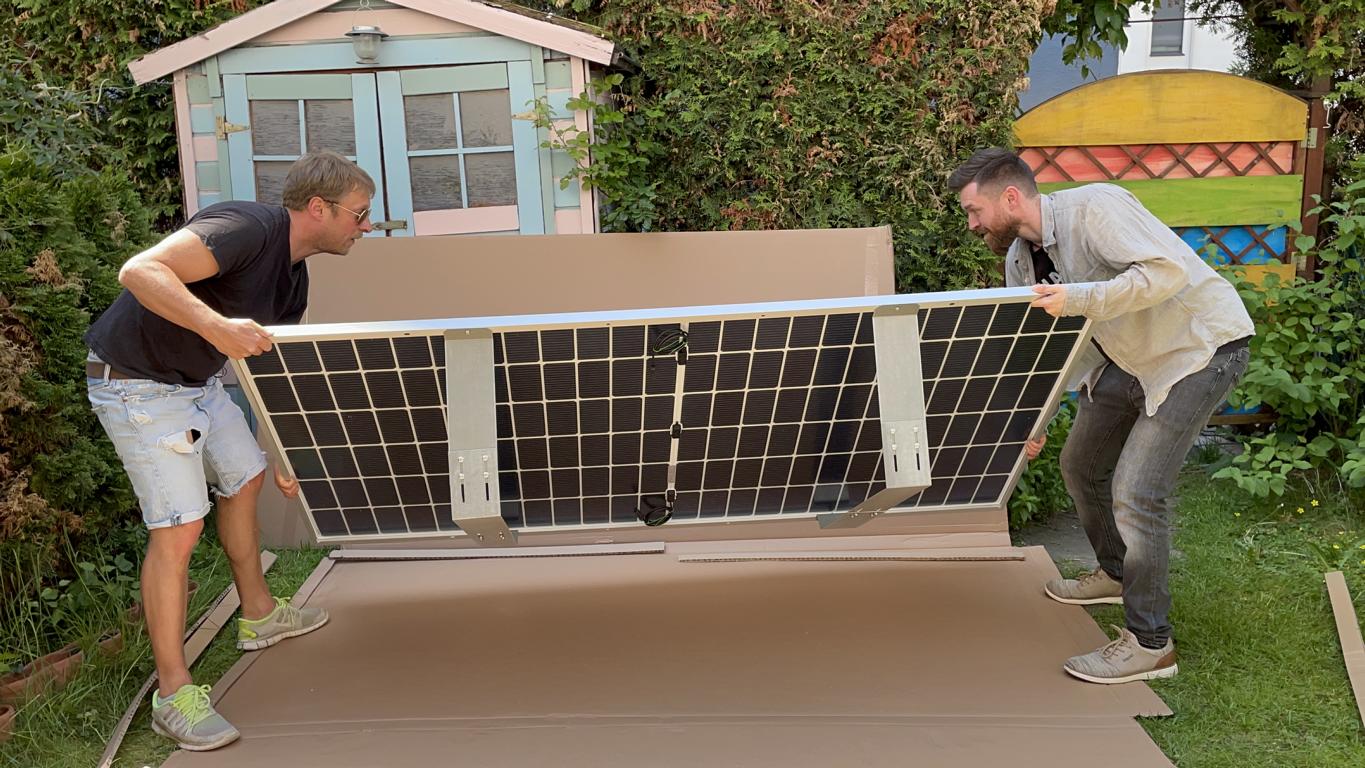 Die Smart-Home-Fox Experten sammeln Erfahrungen mit dem Yuma Flat XL Balkonkraftwerk Solarmodul und tragen es gemeinsam im Aufbau zur Garage.